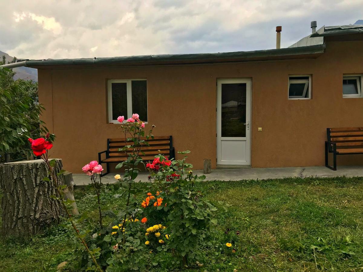 Piligrim Kazbegi Hotell Exteriör bild